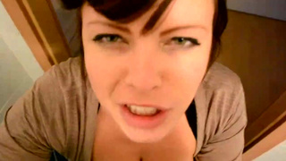 Пухлые губы девицы пиявкой впиваются в конец мужика