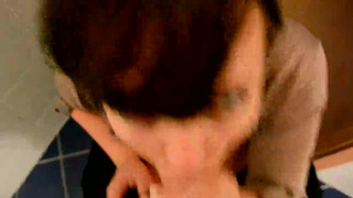 Пухлые губы девицы пиявкой впиваются в конец мужика