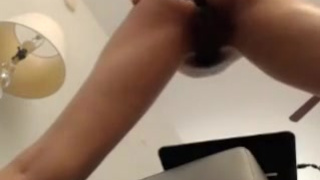 Молоденькая цыпочка показывает свою вагину крупным планом