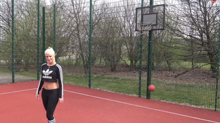 Струя кончи попала белокурой хулиганке на лицо