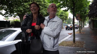 Юной девушке вставил в попку стоячий хуй