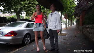 Юной девушке вставил в попку стоячий хуй