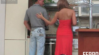 Лижет очко и дрючит в раздолбанный анус похотливую жену в капронках