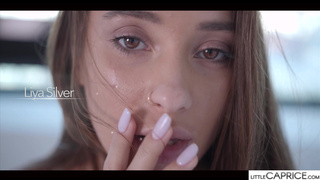 Русские лесбухи в постели доводят друг дружку до сладкого оргазма