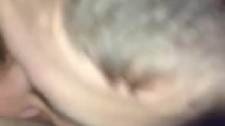 Горячая любовница облизывает конец крупным планом и кайфует от куни