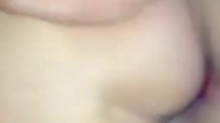 Горячая любовница облизывает конец крупным планом и кайфует от куни