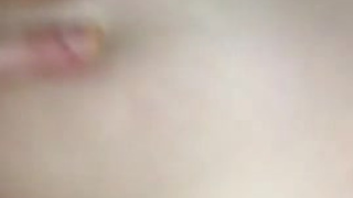 Горячая любовница облизывает конец крупным планом и кайфует от куни