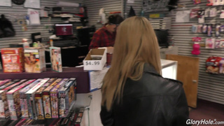 Студентка облизывает черный писюн из дырки и долбится в тайной комнате