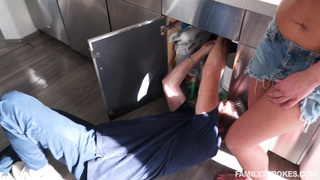 Папка шпилит взрослую дочурку в розовом лифчике