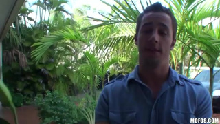 Парень как следует отодрал свою бывшую девченку на диване