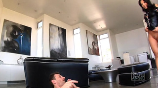 Крутая азиатка подарила любовнику глубокий отсос