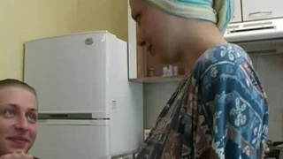 Русская мильфа после душа порадовала сынка хорошим минетом