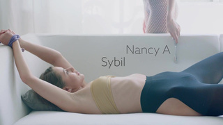 Русская блонди мастурбирует очко и половую щель подруге связав ее руки