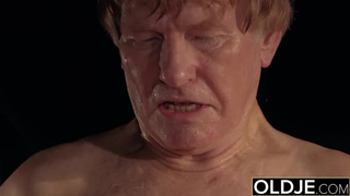 Выпившую старенькую русскую матюрку долбит сын на даче