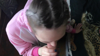 Русская девчонка в пижаме облизывает писюн и заглатывает теплую малафью