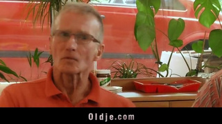 Lola Taylor устроила любительский секс со стариками