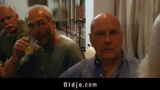 Lola Taylor устроила любительский секс со стариками