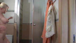 Блондиночка пристает к девушке в душе