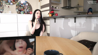 Мужчина на кровати в разных позах шпилит подружку и сводную сестричку