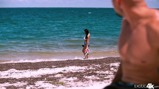 Пихает в письку брюнетки половой инструмент