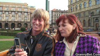 Старушку в чулах прут в волосатую пизденку большим членом