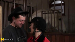 Старуху сношают в попочку и пещерку