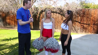 Матюрка учит наивную молоденькую дочь трахаться в анал