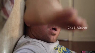 Брат сношает сестренку на глазах у папы