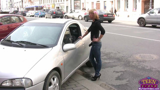 Мужчина сношает большим членом русскую потаскуху с красивой грудью