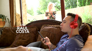 Молоденькой сынуля вылизывает очко своей мамочке после жаркого секса