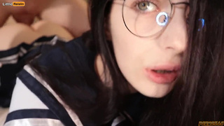 Подтянутая студентка в очках страстно трахнулась с женихом в позе рачком