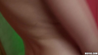 Шикарная шлюховатая белокурая девушка с удовольствием раздвигает свои ходули