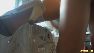 Сынишка брутально засадил хуек матюрке между ног когда она мыла полы