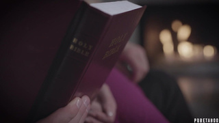 Красавчик при матери ебет ее дочь