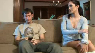 Матюрка обсасывает у сыночка на кровати