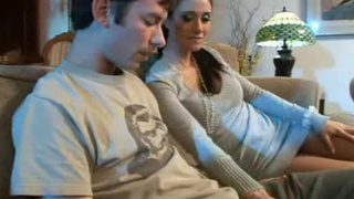 Матюрка обсасывает у сыночка на кровати