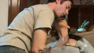 Матюрка обсасывает у сыночка на кровати