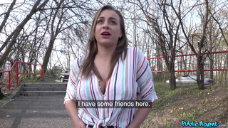 Сисястая русская туристка прыгает на конце чешского пикапера в парке