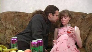 Иван загнул нетрезвую подружку и трахнул чутко