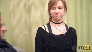 Чувак дрючит русскую неумелую красавицу на четвереньках на кушетке за долги по квартире