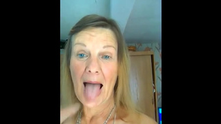 Возбужденная бабуля теребонькает мохнатую киску перед камерой