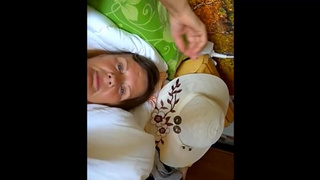 Возбужденная бабуля теребонькает мохнатую киску перед камерой