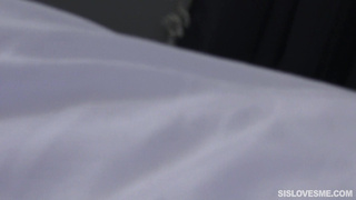 Жаркие стоны сестры во время секса с братом