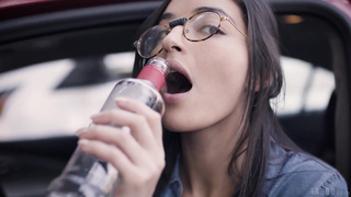 Подружка лижет киску натуралки на лоне природы