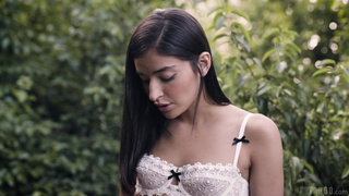 Подружка лижет киску натуралки на лоне природы