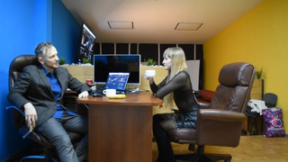 Шеф добавил возбудитель в чай и отжарил русскую белокурую девушку на собеседовании