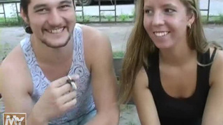 Байкер выебал на улице неопытную блондиночку и кончил ей в ротик