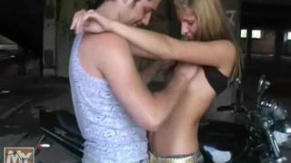 Байкер выебал на улице неопытную блондиночку и кончил ей в ротик