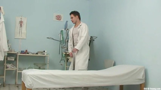 Взрослый мужичек трахнул свою рыжую пациенту в кабинете