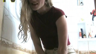 Суженый снимает как благоверная писает